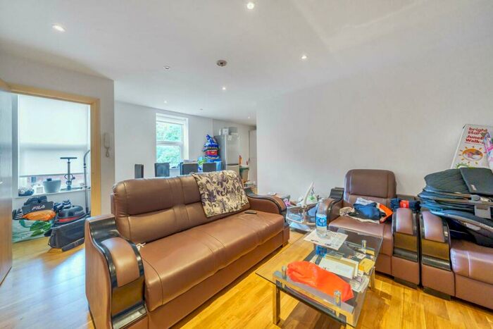 2 Bedroom Flat To Rent In Border Crescent, Crystal Palace, London, SE26