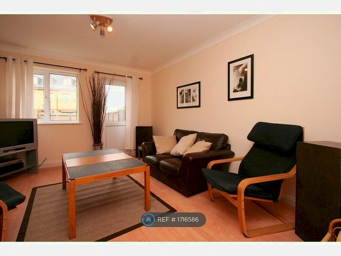 4 Bedroom Semi-Detached House To Rent In Hill View Drive, London, SE28