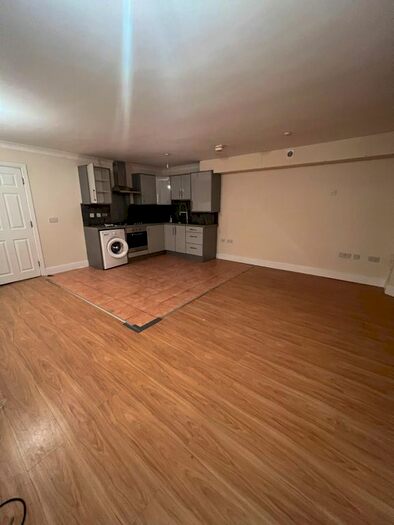2 Bedroom Flat To Rent In Yonge Park, London, N4