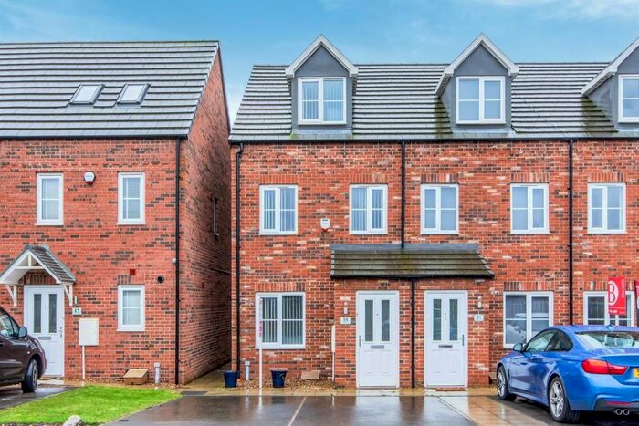 3 Bedroom Town House To Rent In Cammidge Way, Doncaster DN4