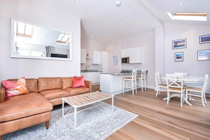 2 Bedroom Flat To Rent In Cardigan Road, Richmond, TW10
