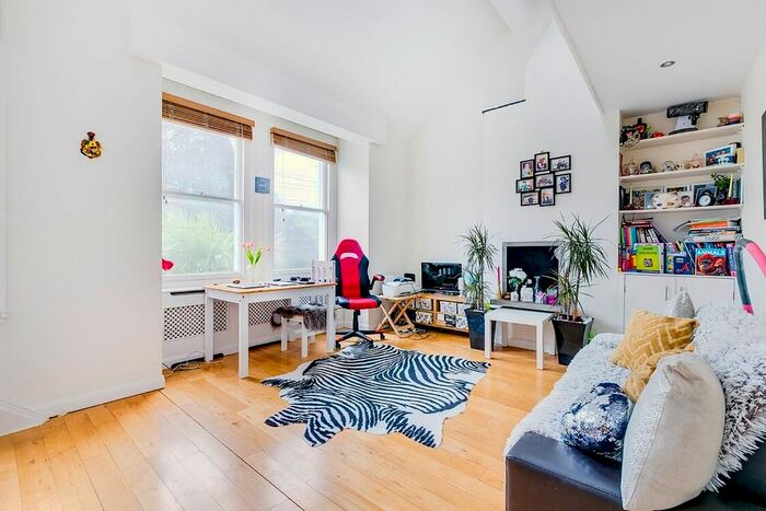 2 Bedroom Flat To Rent In North Worple Way, London, SW14