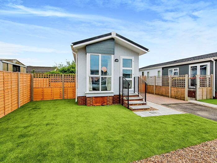 2 Bedroom Park Home For Sale In Martin Dales, Woodhall Spa, LN10