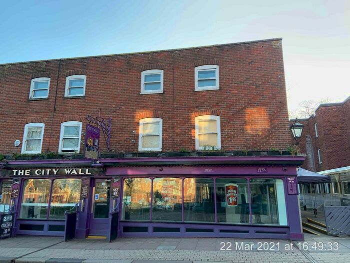 2 Bedroom Flat To Rent In High Street, Rochester, Kent, ME1