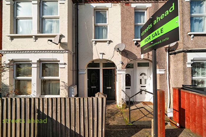 3 Bedroom Flat For Sale In Hythe Road, Thornton Heath, CR7