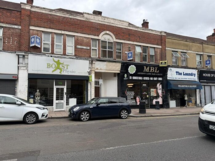 3 Bedroom Apartment To Rent In Parson Street, London, NW4