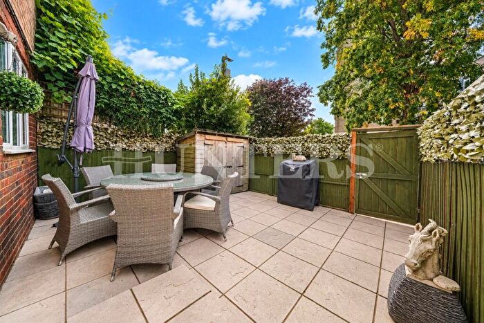 3 Bedroom Flat For Sale In Hale Gardens, London, N17