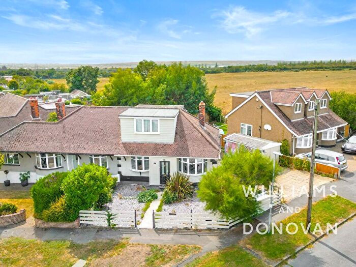 3 Bedroom Chalet For Sale In Watlington Road, South Benfleet, SS7