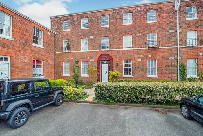 2 Bedroom Flat To Rent In Wellington Court, Weymouth, DT4