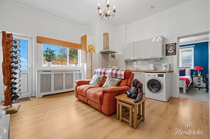 1 Bedroom Flat For Sale In Genesta Road, Westcliff-On-Sea, SS0