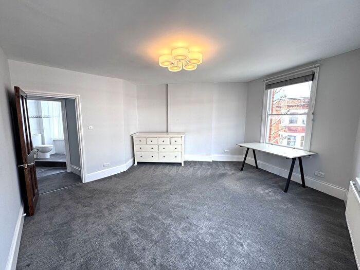 3 Bedroom Flat To Rent In Rostrevor Road, London, SW6
