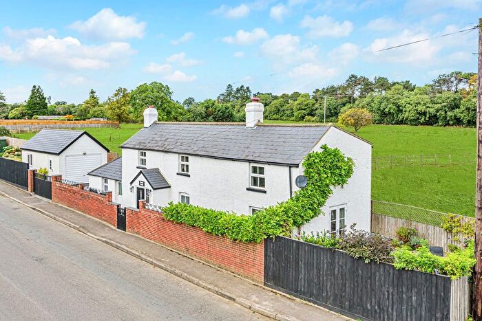 3 Bedroom Cottage For Sale In Turnpike Road, Blunsdon, Swindon, SN26
