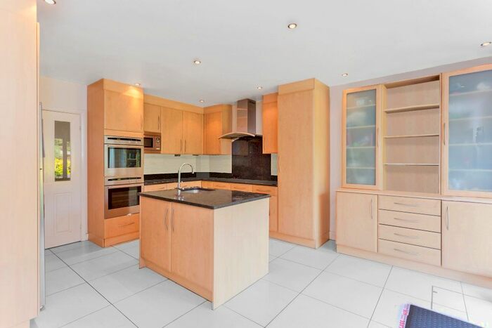 4 Bedroom Semi-Detached House To Rent In Braithwaite Gardens, Stanmore, HA7