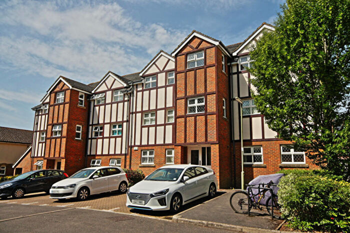 2 Bedroom Flat To Rent In Knaphill, Woking, GU21