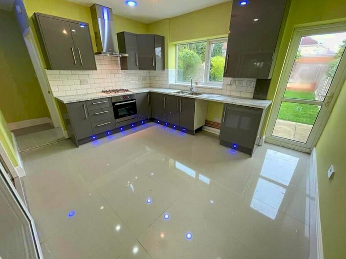 3 Bedroom Semi-Detached House To Rent In Forest Road, Oldbury B68