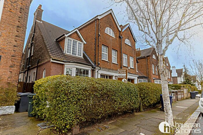 3 Bedroom Flat To Rent In Templars Avenue, London, NW11