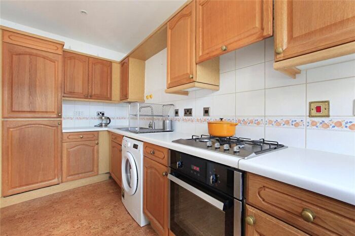 1 Bedroom Flat For Sale In Hertford Court, Falcon Road, SW11