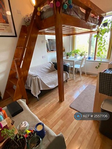 Studio To Rent In Burroughs Parade, London, NW4