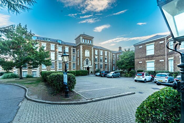 4 Bedroom Flat For Sale In Princess Park Manor, Royal Drive, London, N11
