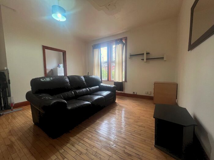 2 Bedroom Flat To Rent In Harehills Avenue, Leeds, LS8