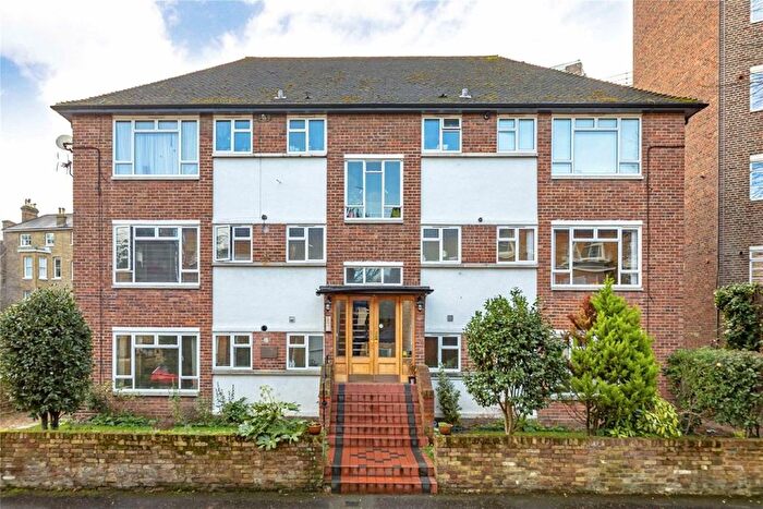 2 Bedroom Flat To Rent In Lichfield Gardens, Richmond, TW9