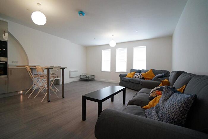 2 Bedroom Apartment To Rent In High Street, Bangor, LL57