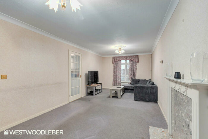 2 Bedroom Apartment To Rent In Kennedy Close, Cheshunt, EN8