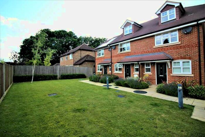 2 Bedroom End Of Terrace House To Rent In Cresley Drive, Hook, RG27