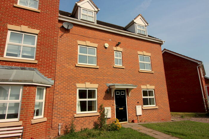 4 Bedroom Town House To Rent In Farzens Avenue, Warwick, CV34
