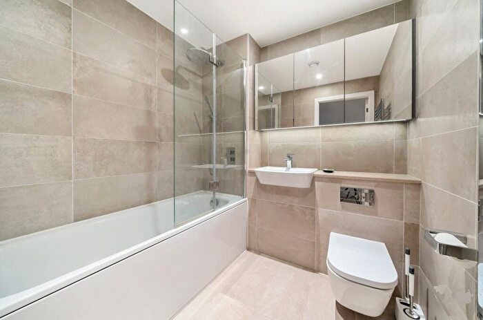 2 Bedroom Apartment To Rent In Caithnness Walk, Croydon, CR0