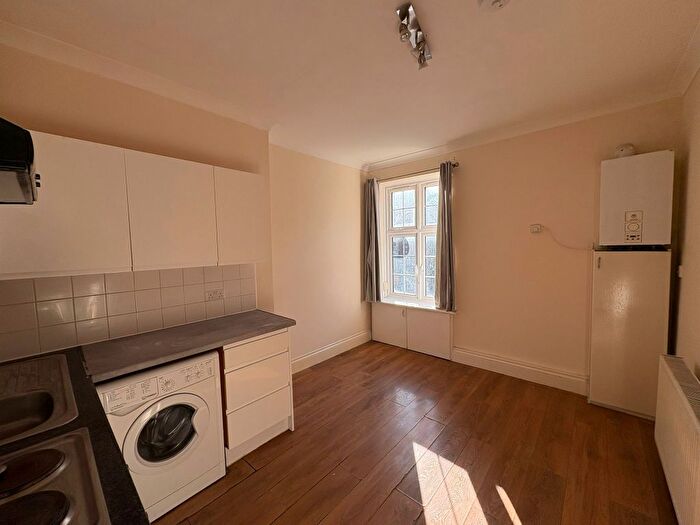 2 Bedroom Flat To Rent In Golders Way, London, NW11