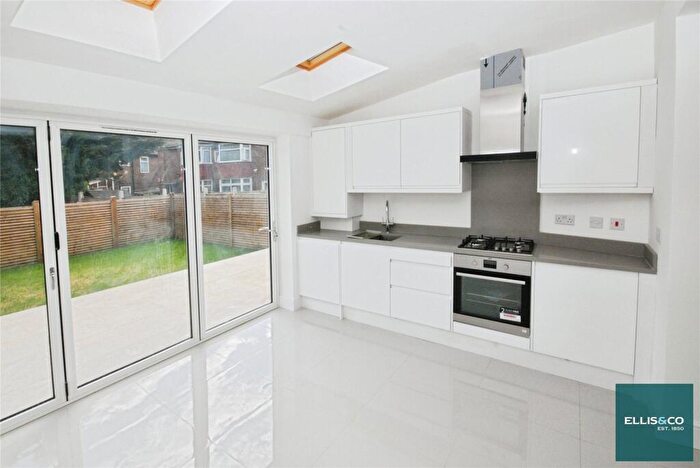 2 Bedroom Apartment For Sale In Pennine Drive, Cricklewood, NW2