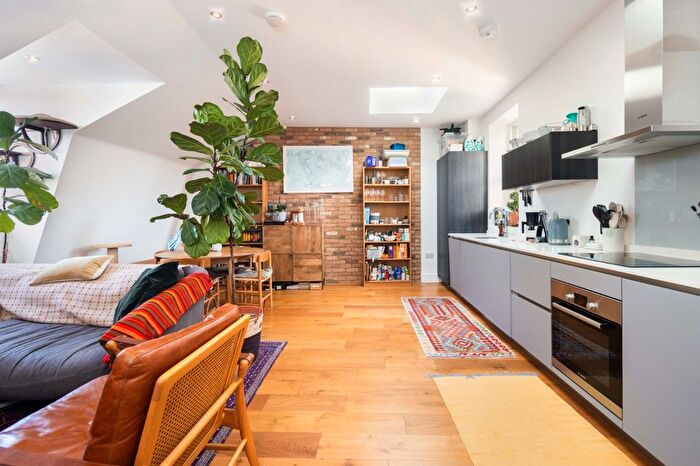 2 Bedroom Flat For Sale In Brett Road, London, E8
