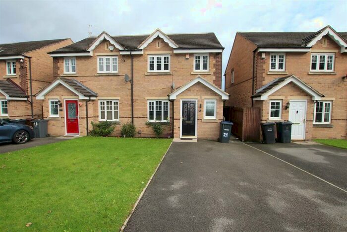 3 Bedroom Town House To Rent In Yewdall Way, Thorpe Edge, Bradford, BD10