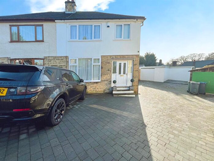 3 Bedroom Semi Detached House For Sale In Beaufort Grove, Bradford, BD2