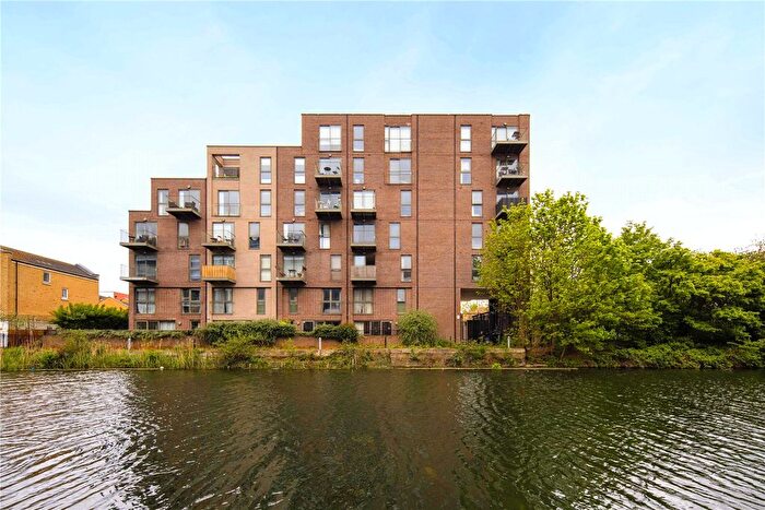 3 Bedroom Flat To Rent In Ravenscroft Court, Essian Street, London, E1