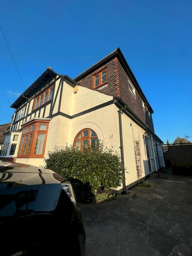4 Bedroom Semi-Detached House To Rent In Meadow Way, Upminster, RM14