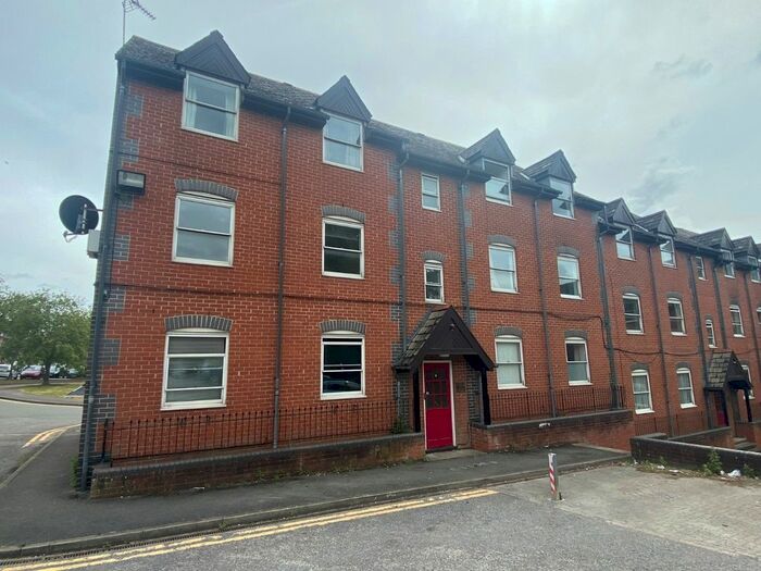 2 Bedroom Flat To Rent In Lynden Mews, Dale Road, Reading, Berkshire, RG2