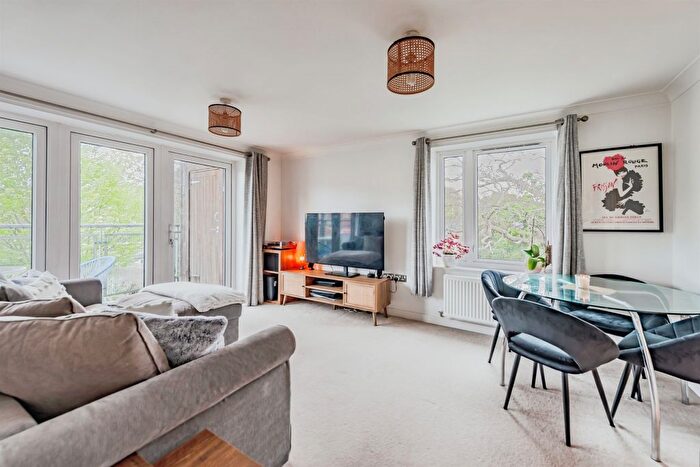 1 Bedroom Flat For Sale In The Cedars, Reigate, RH2