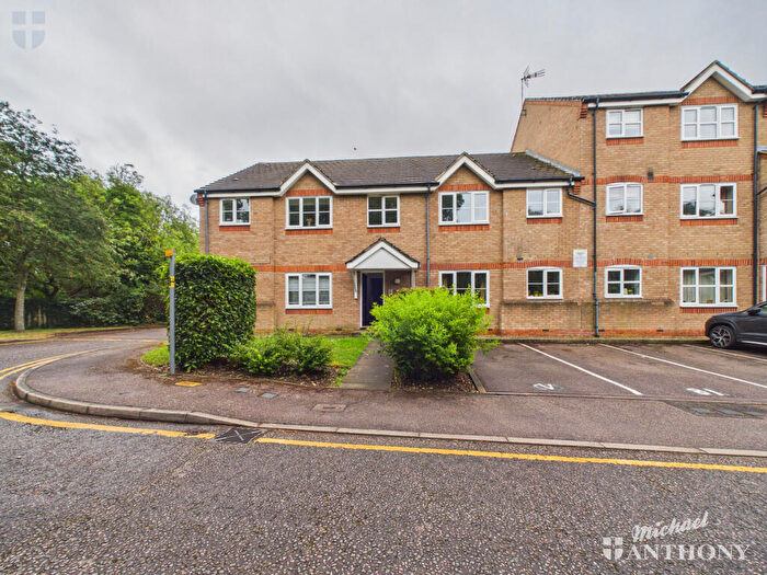 2 Bedroom Flat For Sale In Hilda Wharf, Aylesbury, HP20