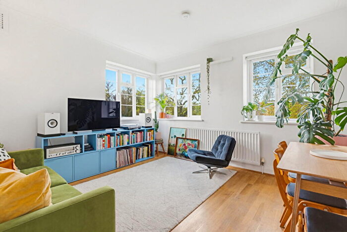 2 Bedroom Flat For Sale In Peckham Rye, London, SE15