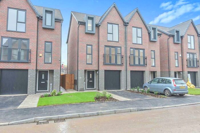 4 Bedroom Semi-Detached House To Rent In Guardsman Tony Downes Way, Droylsden, Manchester, Greater Manchester, M43