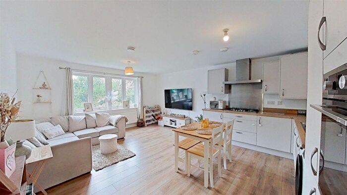 2 Bedroom Flat For Sale In Clos Y Gadwyn, Cardiff, CF5