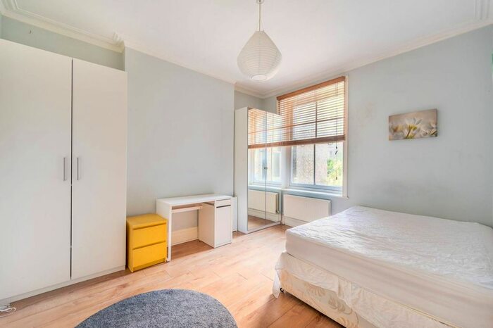 2 Bedroom Flat For Sale In Wymering Road, Maida Vale, London, W9