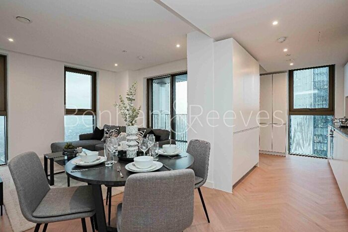 2 Bedroom Apartment To Rent In One Thames Quay, Canary Wharf, E14