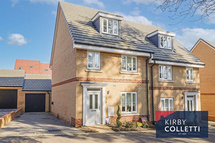 4 Bedroom Semi-Detached House To Rent In Bishops Gardens, Hoddesdon, EN11