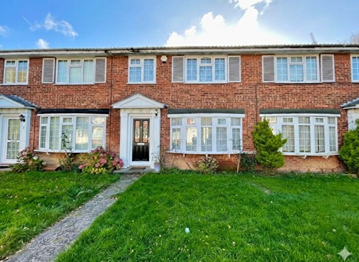 3 Bedroom Terraced House For Sale In Bideford Gardens, Luton, Bedfordshire, LU3