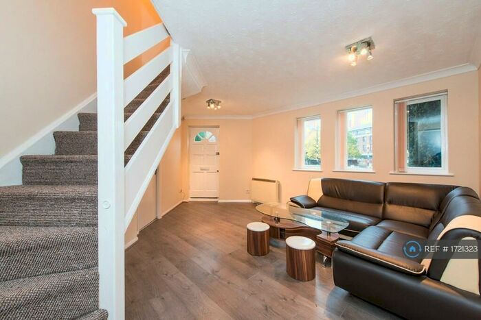 2 Bedroom Flat To Rent In Codling Close, London, E1W