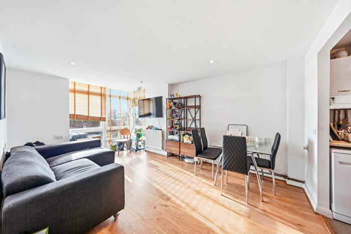 2 Bedroom Flat For Sale In Cassilis Road, London, E14