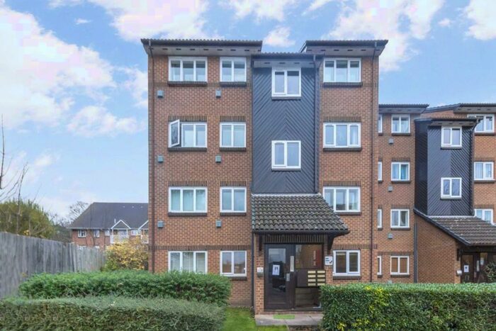 1 Bedroom Flat To Rent In Saxon Close, Surbiton, KT6